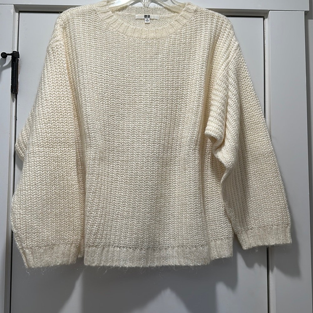 Uniqlo women’s sweater, size Medium, cream color, crew neck, loose fit